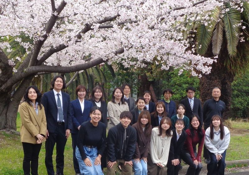 桜の木の下で撮影した2026年度の院生・教員の集合写真