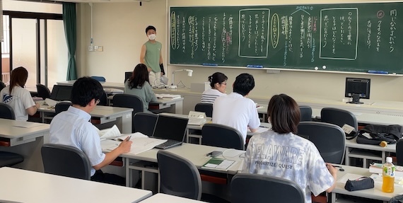 道徳科の模擬授業と授業づくりに取り組む様子